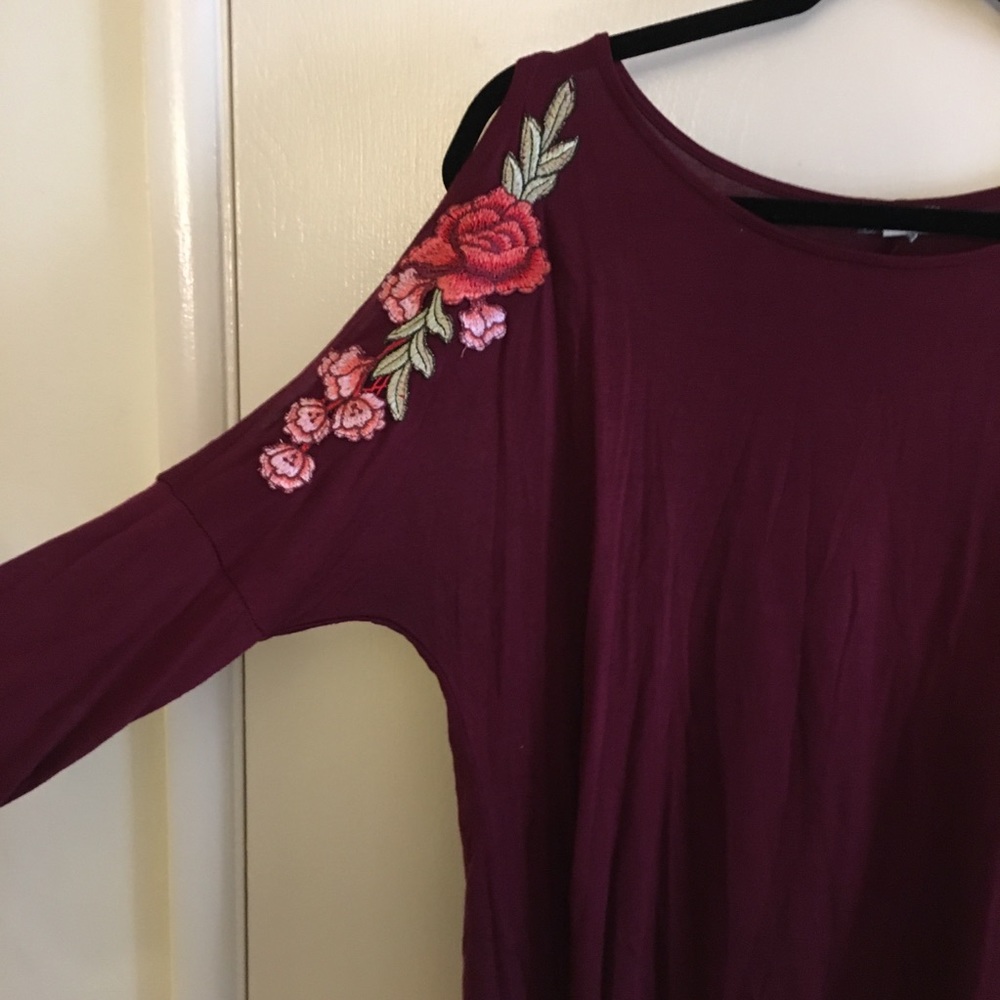 💕❤️Beautiful Maroon 3/4 Sleeve Top with Cutouts
